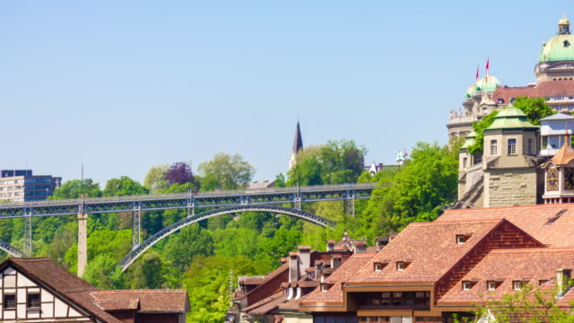 der-Schweiz-Sonnentag-Bern-Stadtbild-am-Flussufer-Verkehr-Brücke-Panorama-4k-Zeitraffer