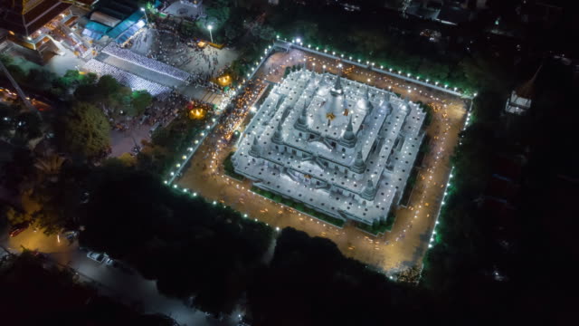 Vista-aérea-de-Time-lapse-sobre-gran-pagoda-del-templo-Asokaram-en-Samutprakarn-cerca-de-Bangkok-Tailandia-durante-festival-Asalha-Puja(Asanha-Bucha)-budista-que-típicamente-ocurre-en-julio,-en-la-luna-llena.