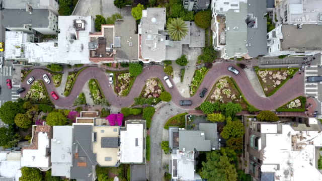 Aerial-View-Tourists-Pedestrians-and-Cars-on-Lombard-Street