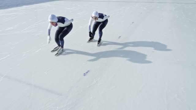 Ermittelten-Athleten-auf-Eisbahn-Schlittschuh-laufen