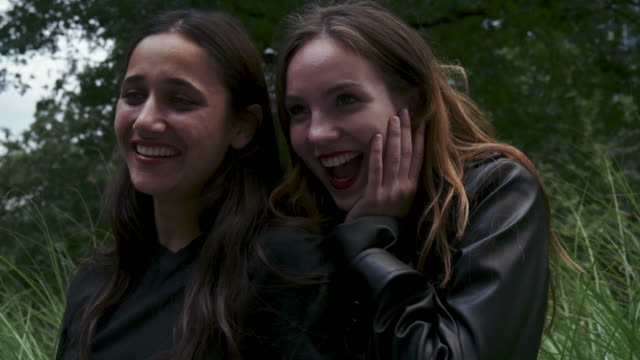 Girlfriends-Laughing-in-Park