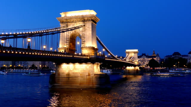 Die-ungarische-Chain-Bridge-bei-Nacht