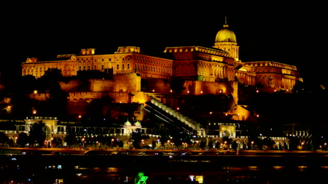 Budaer-Burg-in-Budapest-bei-Nacht