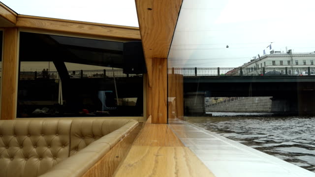 Boot-segeln-mit-Touristen-unter-der-Brücke