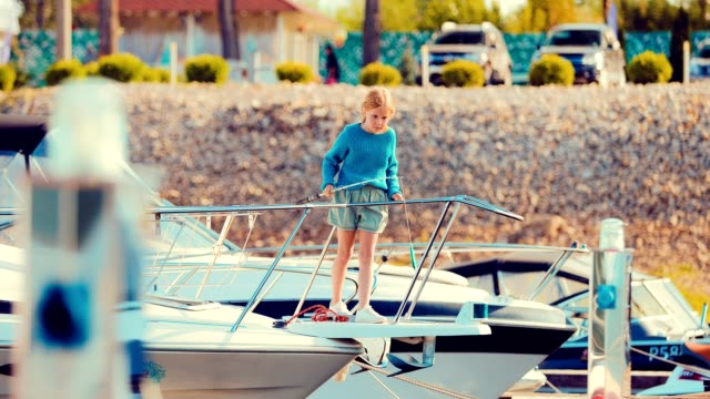 Mädchen-auf-einer-Yacht-oder-ein-Boot-hält-die-Angelrute