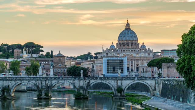 Rome-Vatican-Italy-time-lapse-4K,-city-skyline-day-to-night-sunset-timelapse-at-Saint-Peter-Basilica