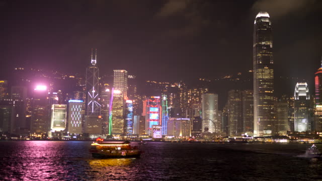 Nachtansicht-des-IFC-Gebäudes-und-eine-Kreuzfahrt-Fähre-Victoria-Harbour-in-Hongkong