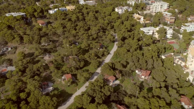 Vista-aérea-de-relajante-zona-residencial-situada-a-orilla-del-mar-en-Grecia.