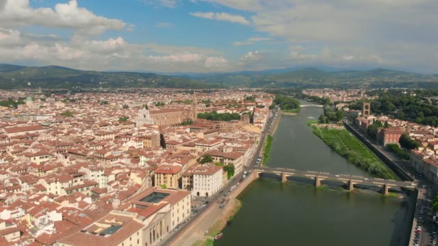 Luftaufnahme-von-Florenz,-Italien,-die-Ponte-Vecchio-alte-Brücke,-Fluss-Arno-4K