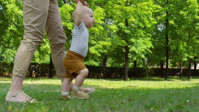Curioso-bebé-aprender-a-caminar-en-el-Parque