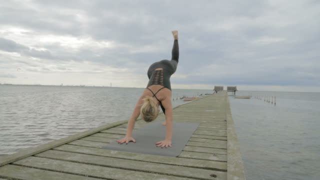Mädchen-machen-Yoga-Pose-auf-Brücke
