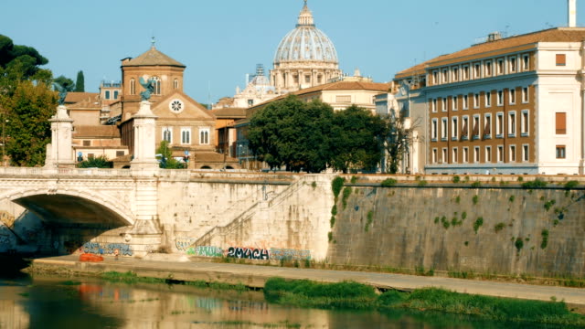 Kamerafahrt-von-der-Castel-Sant\'Angelo-Brücke-in-Richtung-der-Kuppel-des-Vatikans,-Rom