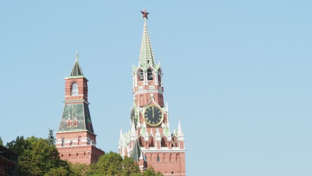twelve-o'clock-on-clock-of-Spasskaya-Tower-of-Moscow-Kremlin