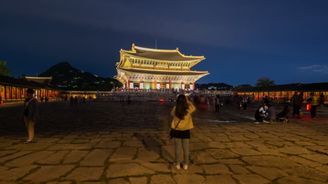 Hiper-lapso-de-turistas-pululando-por-Palacio-de-Gyeongbokgung-en-Seúl,-Corea-del-sur
