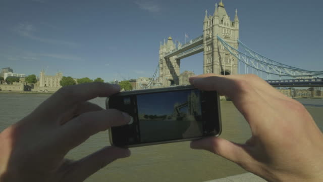 Turismo-fotografiar-el-puente-de-la-torre-con-un-smartphone