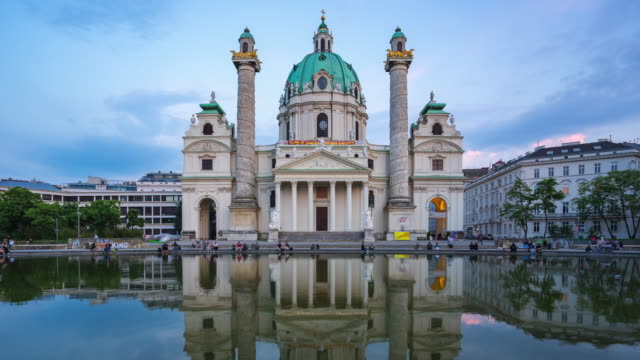 Timelapse-de-Karlskiche-iglesia-en-la-ciudad-de-Viena,-Austria-en-el-lapso-de-tiempo-de-noche-4K