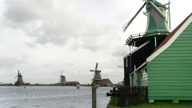 Nahaufnahme-von-einem-grünen-Windmühle-am-Zaanse-Schans-in-der-Nähe-von-amsterdam