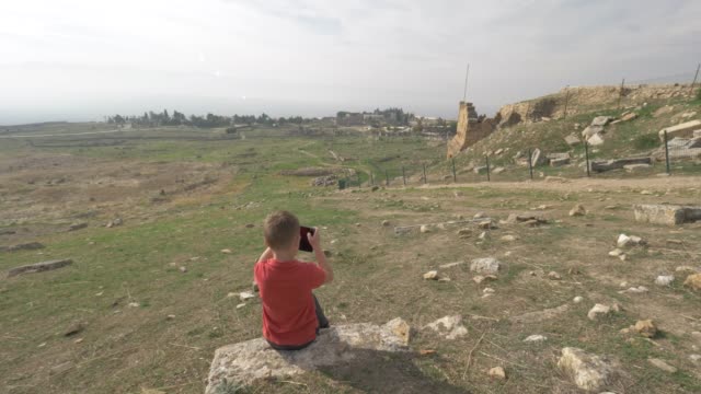 Junge-Reisende-die-Bilder-von-Hierapolis,-antike-Stadt-in-Pamukkale.-Turkei