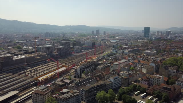 sonnigen-Tag-Zürich-Stadt-Zentrum-Hauptbahnhof-Bahnhof-Antenne-Panorama-4k-Schweiz
