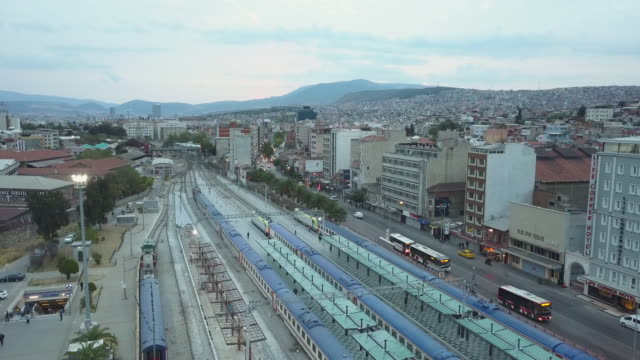 Estación-de-tren-de-vehículos-y-personas-pasando-por-Izmir