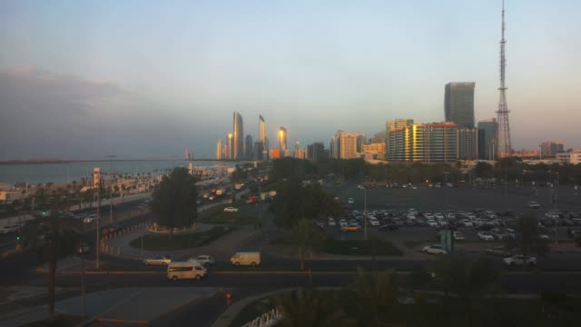 Schöne-Aussicht-auf-die-Skyline-von-Abu-Dhabi-und-Corniche-street-bei-Sonnenuntergang