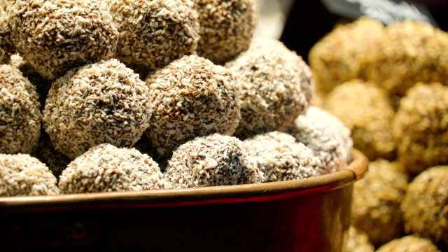 The-rice-crispies-chocolate-balls-on-the-plate