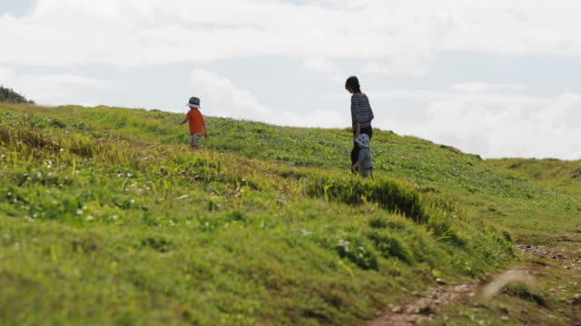 Mutter-und-Jungen-zu-Fuß-auf-dem-Rasen