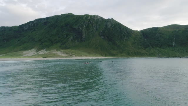 Einen-Panoramablick-über-Surf-Wellen-und-den-Berg-in-Hoddevik,-Norwegen