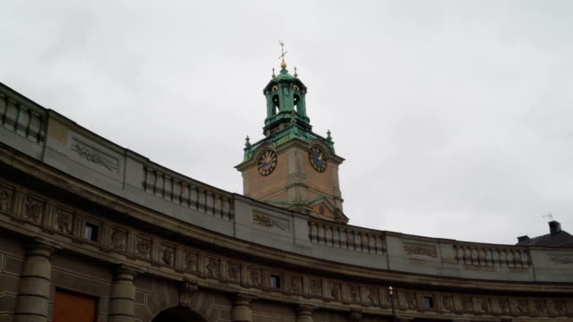 Der-Glockenturm-des-Gebäudes-in-Stockholm-Schweden