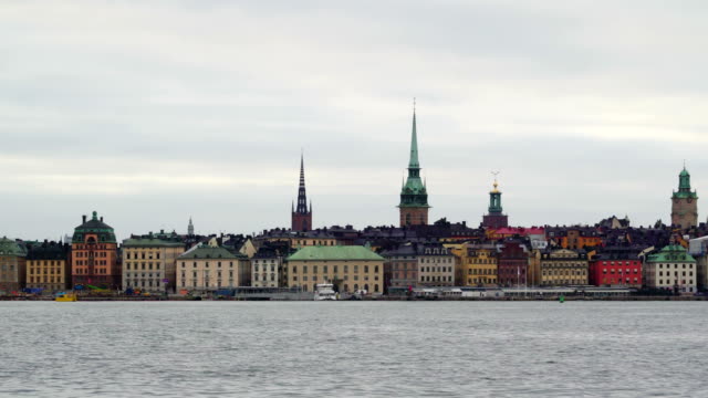 Die-Gebäude-auf-der-Seite-der-großen-See-Kanal-in-Stockholm-Schweden