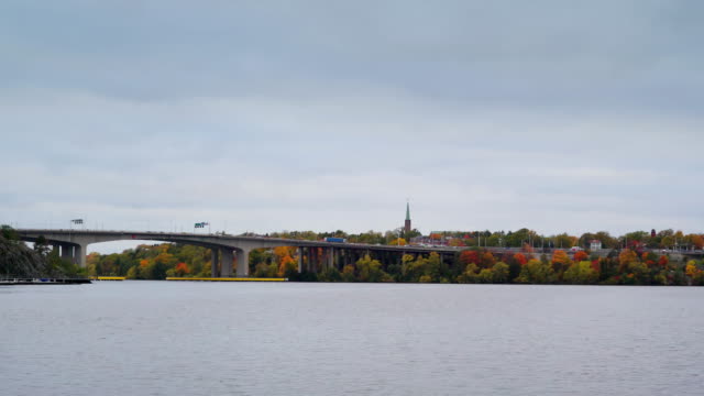 Eine-lange-Brücke-verbindet-zwei-Dörfer-in-Stockholm-Schweden