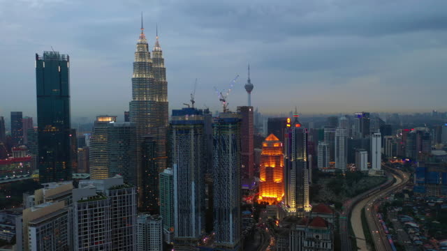 Crepúsculo-iluminación-kuala-lumpur-centro-de-la-ciudad-camino-del-tráfico-aéreo-Malasia-panorama-4k