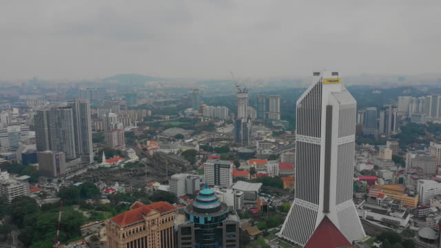 edificio-del-Banco-famoso-de-paisaje-urbano-de-Kuala-lumpur-aérea-Malasia-panorama-4k
