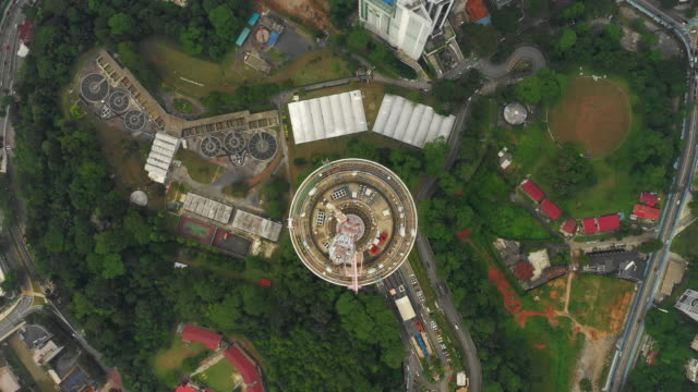 Kuala-Lumpur-Stadtzentrum-von-berühmten-Turm-oberen-Park-Blick-Antenne-Topdown-anzeigen-4-k-malaysia