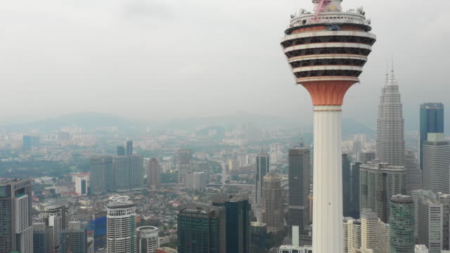 Kuala-Lumpur-Stadtbild-Innenstadt-von-berühmten-Turm-Draufsicht-Punkt-Antenne-Panorama-4k-Malaysia