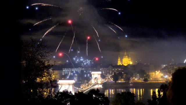 Budapest,-Hungría.-Fuegos-artificiales-en-el-puente-de-las-cadenas-en-el-día-de-la-ciudad