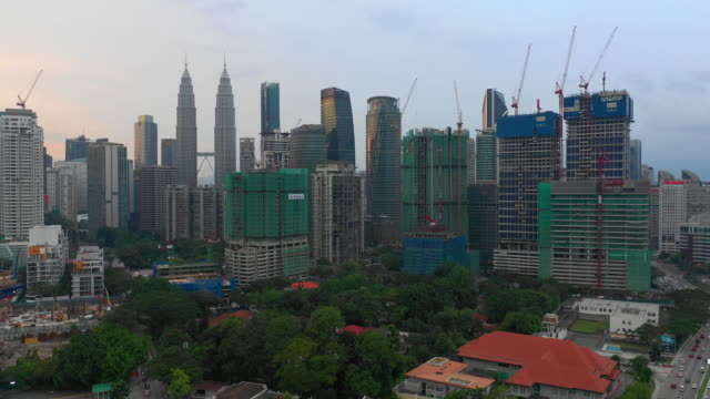 noche-Kuala-Lumpur-centro-de-construcción-aéreo-panorama-timelapse-4k-Malasia