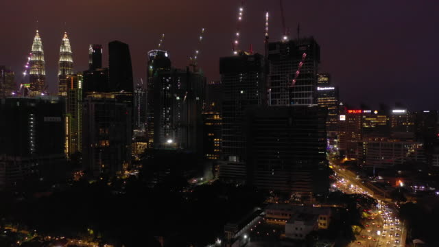 iluminación-nocturna-Kuala-Lumpur-centro-de-tráfico-Road-panorama-aéreo-timelapse-4k-Malasia