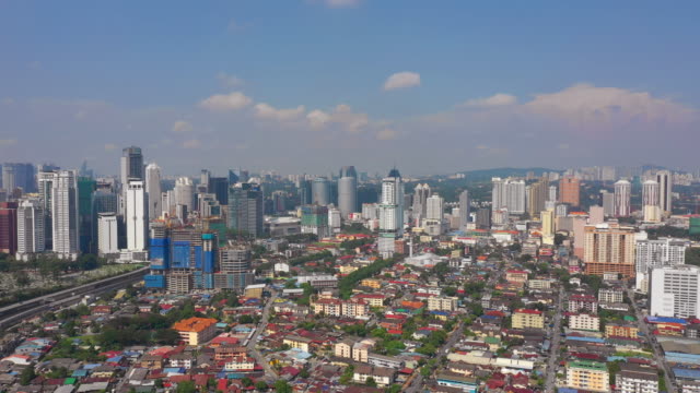 soleado-día-Kuala-Lumpur-centro-de-la-ciudad-Living-bloque-aéreo-panorama-4k-Malasia