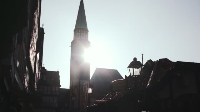 Alte-St.-Nicholas-Kirche-Turm-und-Frankfurt-Christmas-Market-Hintergrundbeleuchtung-durch-Sonnenlicht