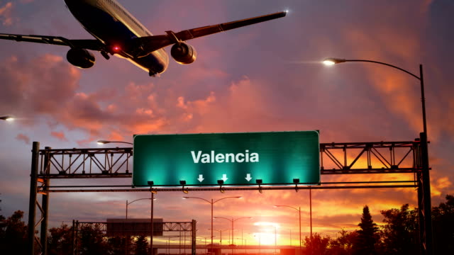 Valencia-de-aterrizaje-de-avión-durante-un-maravilloso-amanecer