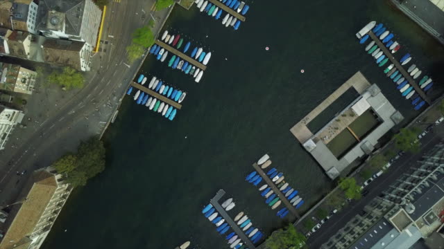 hora-del-día-Zurich-centro-de-la-ciudad-río-muelle-aérea-vista-hacia-abajo-4k-Suiza