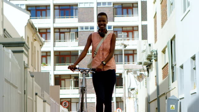 Frau-zu-Fuß-mit-dem-Fahrrad-in-die-Stadt-Straße-4k