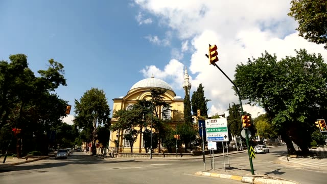 Istanbul-Altunizade-Osmanische-Moschee-und-Verkehr-Zeitraffer