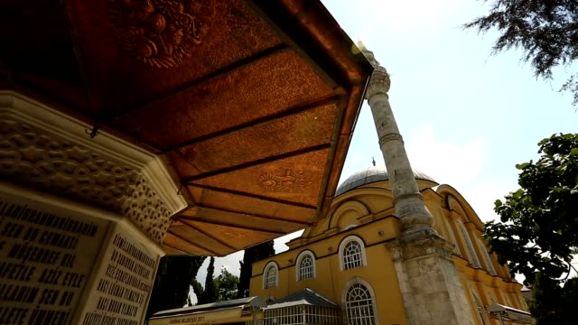 Estambul-otomano-Altunizade-mezquita-y-fuente-Sadirvan-Timelapse