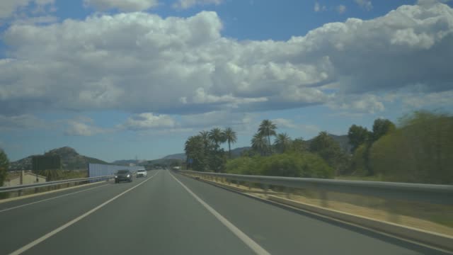 Conduciendo-a-lo-largo-de-una-carretera-rural-española