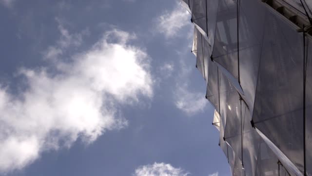 Bürogebäude-gegen-Himmel-in-Hamburg