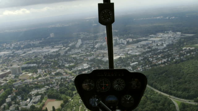 Hubschrauber-fliegen-cockpit-Blick-über-Frankfurt
