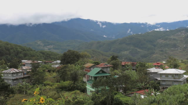 Village-entre-el-Rice-terraces-en-Filipinas