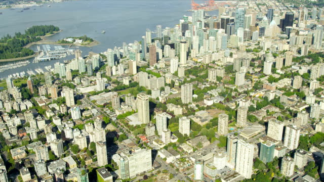 Vista-aérea-de-la-ciudad-rascacielos-en-el-centro-de-la-ciudad-de-Vancouver-puerto